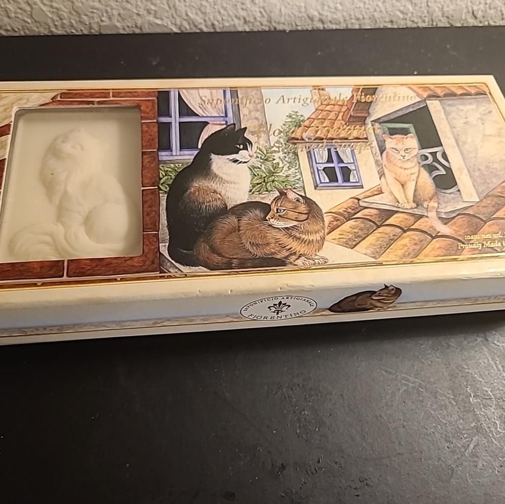 EXQUISITE NEW IN BOX Fiorentino Floral Scented Cat Embossed 3pcs Soap Set.